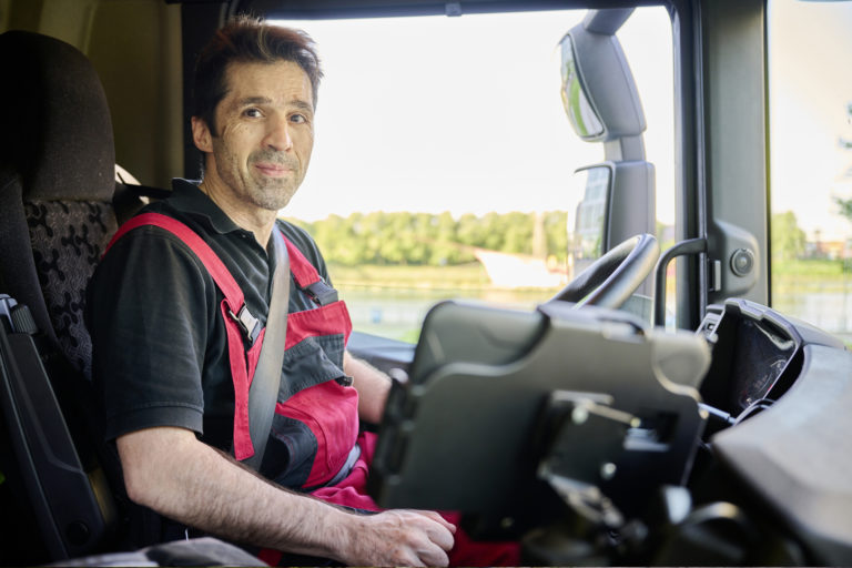 Fahrer im Führerhaus