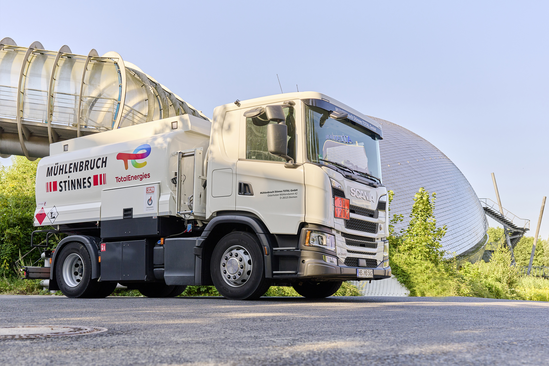 Mühlenbruch Stinnes TOTAL Tanklastwagen vor Universum, Bremen